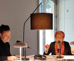 Albert Lladó i Rosa Maria Calaf a l'estudi de Ràdio Maconda de la Biblioteca Gabriel García Márquez