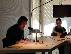 Albert Lladó i Celia Rico a l'estudi de ràdio de la Biblioteca Gabriel García Márquez