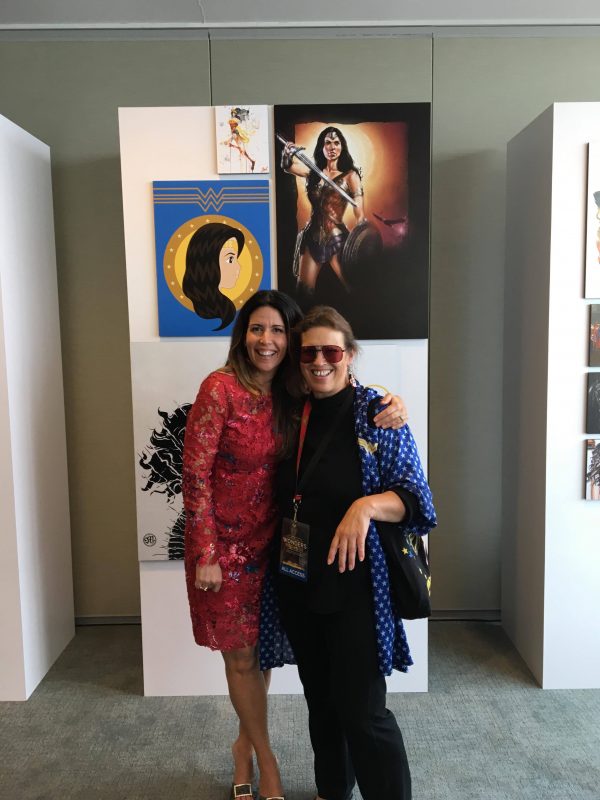 La Christie Marston (dreta) amb Patty Jenkins (esquerra) , directora de la pel·lícula de Wonder Woman, en una imatge recent.