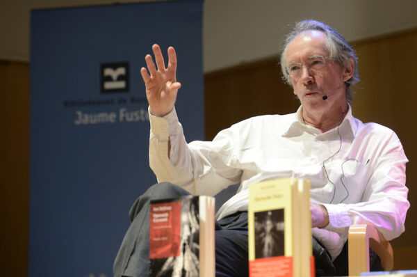 Fotografia d'Ian McEwan a la Biblioteca Jaume Fuster