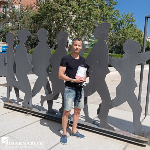 Fotografia de Leandro, guanyador del concurs de maig del Bibarnabloc, a la Biblioteca Joan Miró
