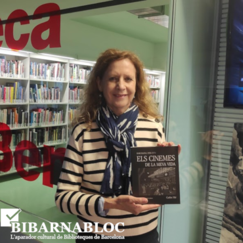 Laura, guanyadora del concurs d'octubre, a la Biblioteca El Clot - Josep Benet