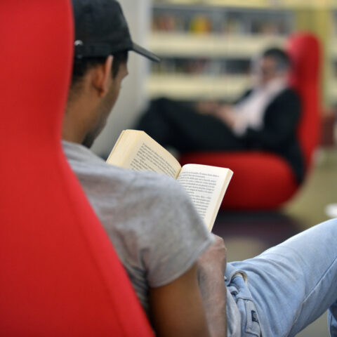 Persona llegint a la Biblioteca Esquerra de l'Eixample - Agustí Centelles