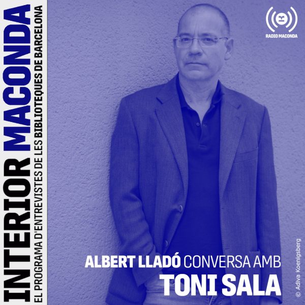 Imatge promocional del programa Interior Maconda amb Toni Sala recolzat en una paret i el text “Albert Lladó conversa amb Toni Sala”.