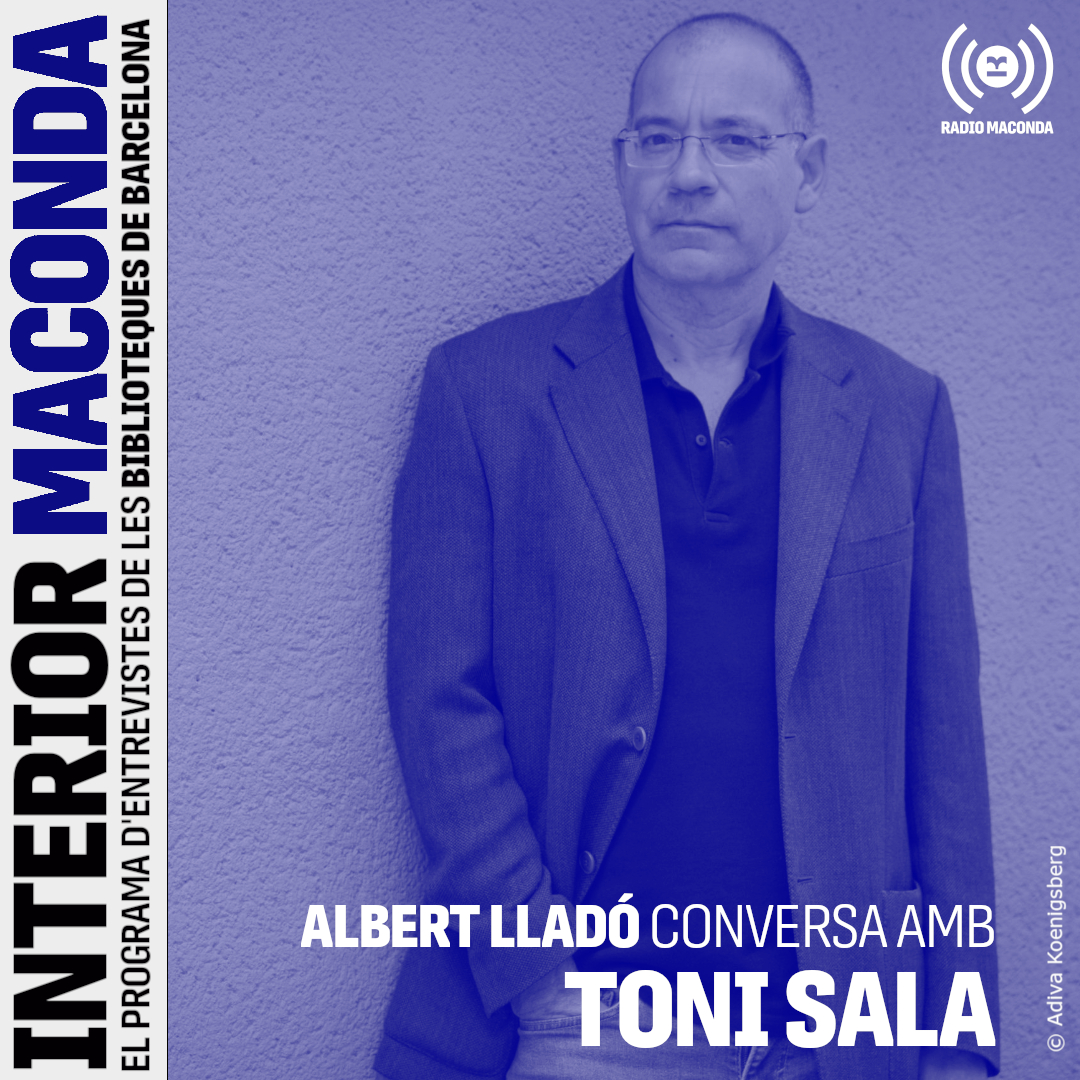 Imatge promocional del programa Interior Maconda amb Toni Sala recolzat en una paret i el text “Albert Lladó conversa amb Toni Sala”.