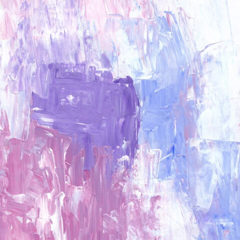 Fons abstracte amb pinzellades gruixudes en tons liles, blaus i rosats, creant una textura pictòrica amb efecte de moviment.