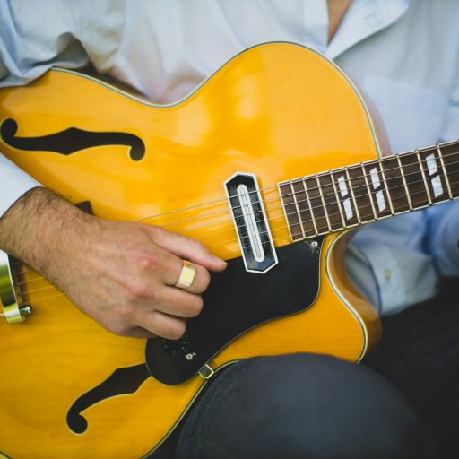 Home tocant una guitarra