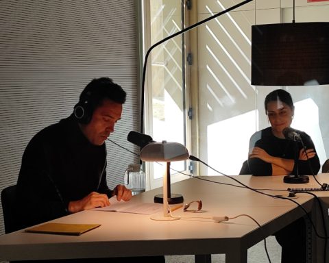 Albert Lladó i Celia Rico a l'estudi de ràdio de la Biblioteca Gabriel García Márquez