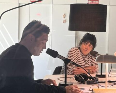 Gravació del programa d’entrevistes “Interior Maconda” en un estudi de ràdio, amb Albert Lladó i Flavita Banana conversant davant de micròfons.
